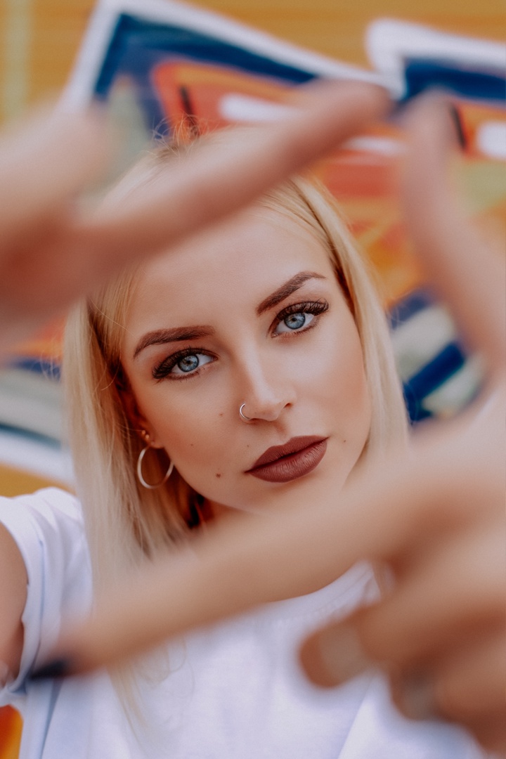 Visage d'une femme blonde au regard fixe, obsession amoureuse
