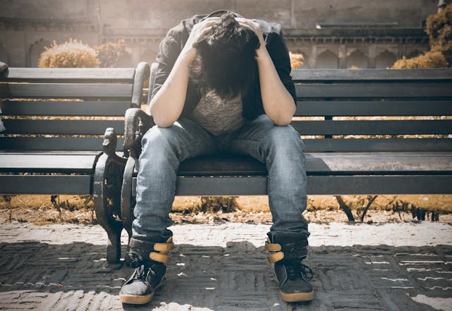 homme triste assis sur un banc se demandant pourquoi elle a disparu