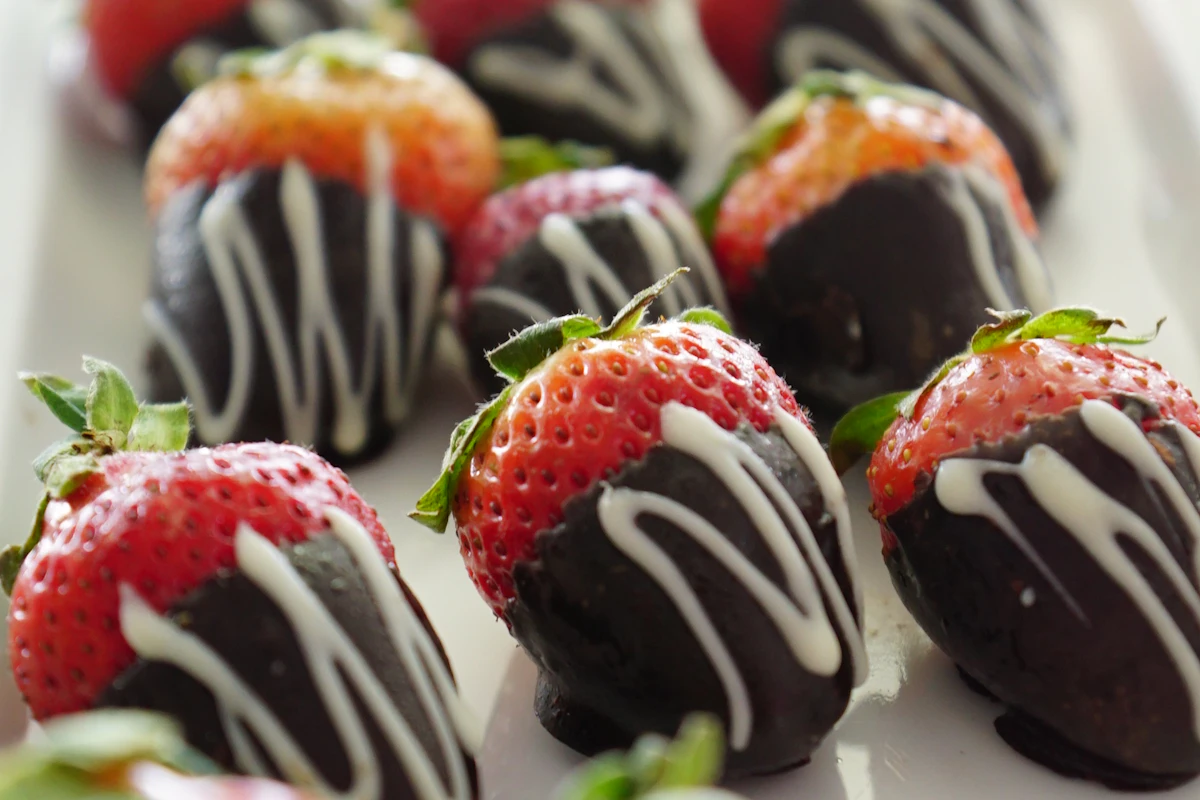 Fraises enrobées de chocolat noir, un dessert aphrodisiaque