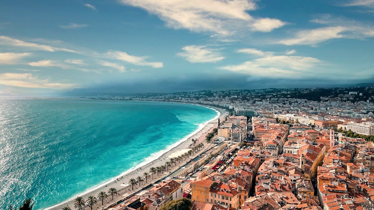 Nice et la baie des Anges au bord de la mer