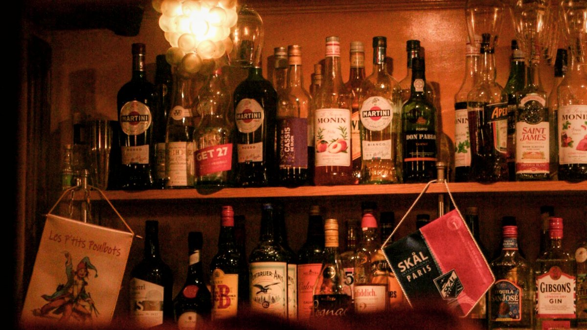 Bar à cocktails à Paris, bouteilles et ambiance du soir