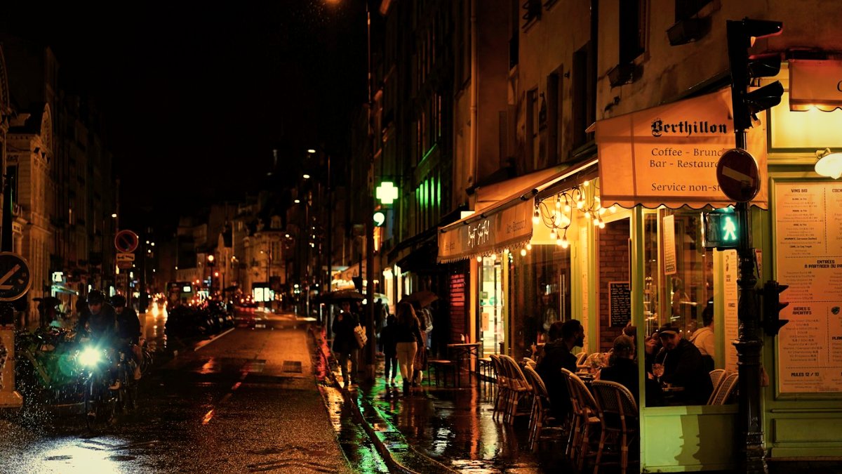 Terrasse de café animée le soir à Paris pour une rencontre
