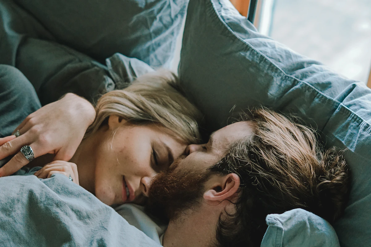 Couple allongé visage contre visage, en pleine tendresse