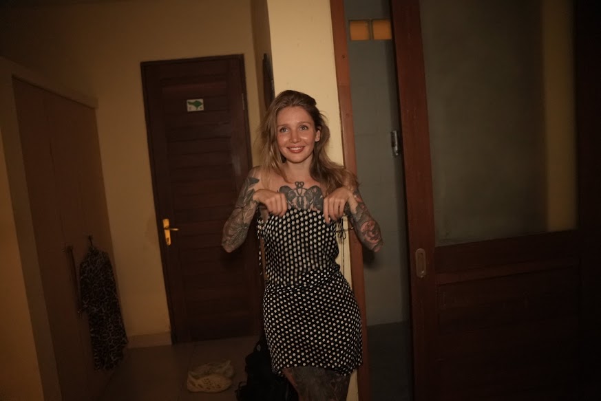 Femme souriante en robe à pois dans un intérieur