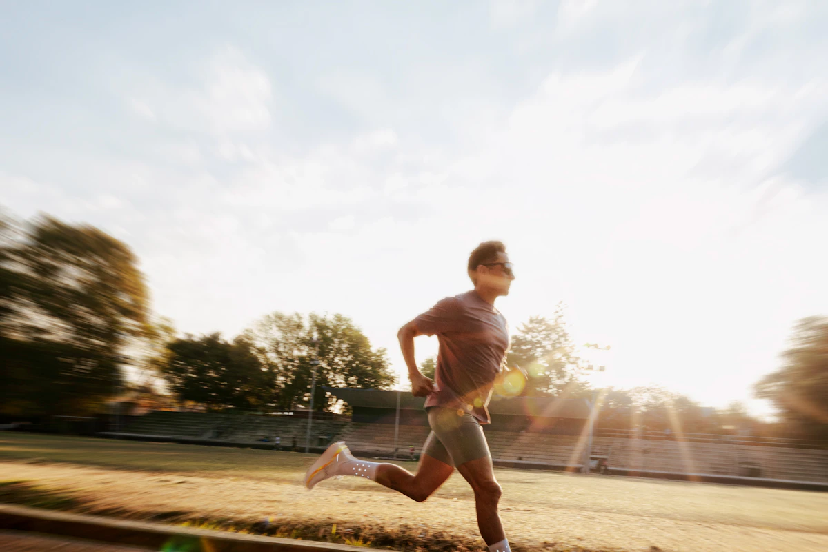 Homme qui court au lever du soleil, le sport comme stimulant naturel